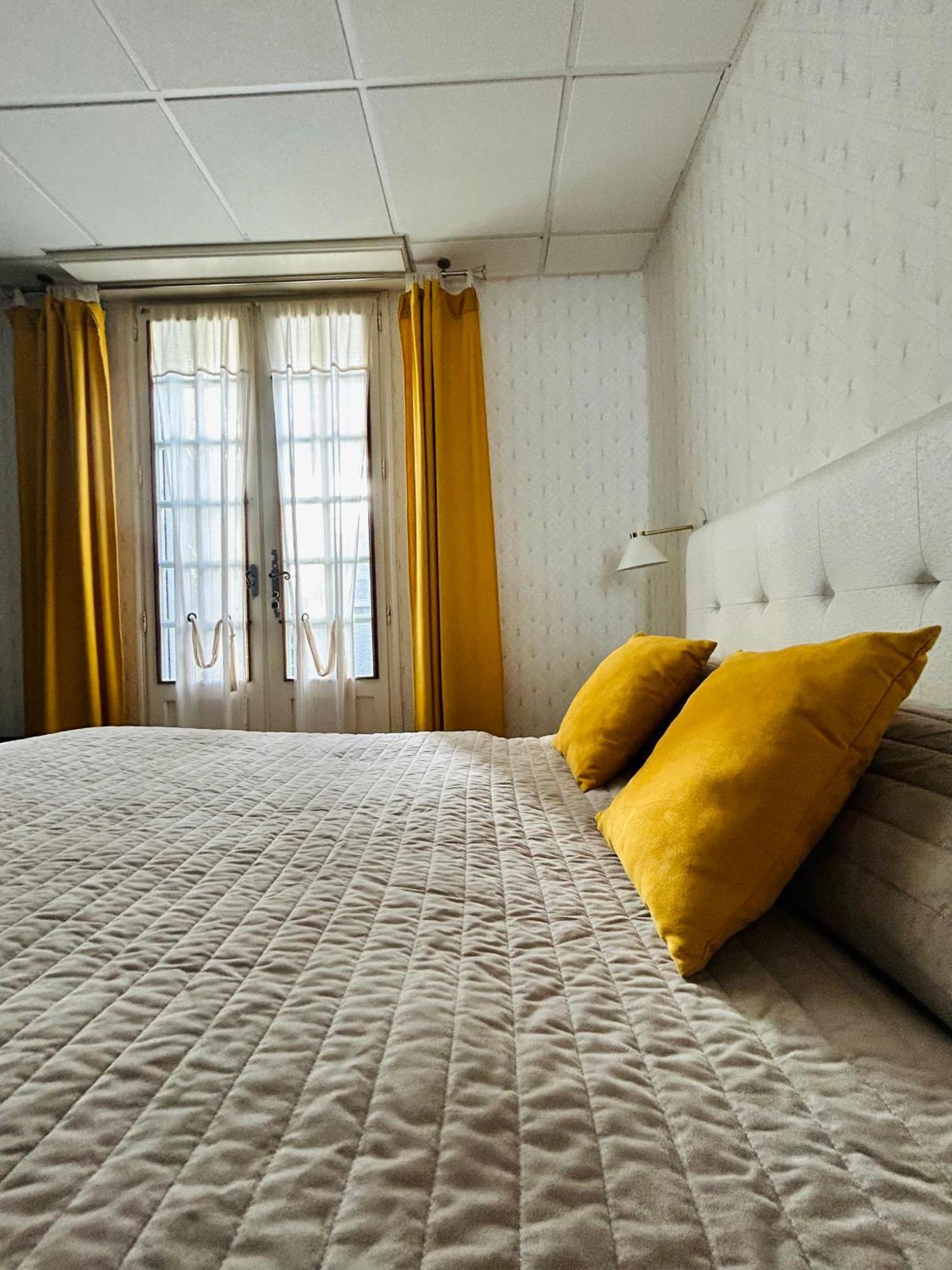 Logis Hotel L'Ayguelade Bielle Exteriör bild