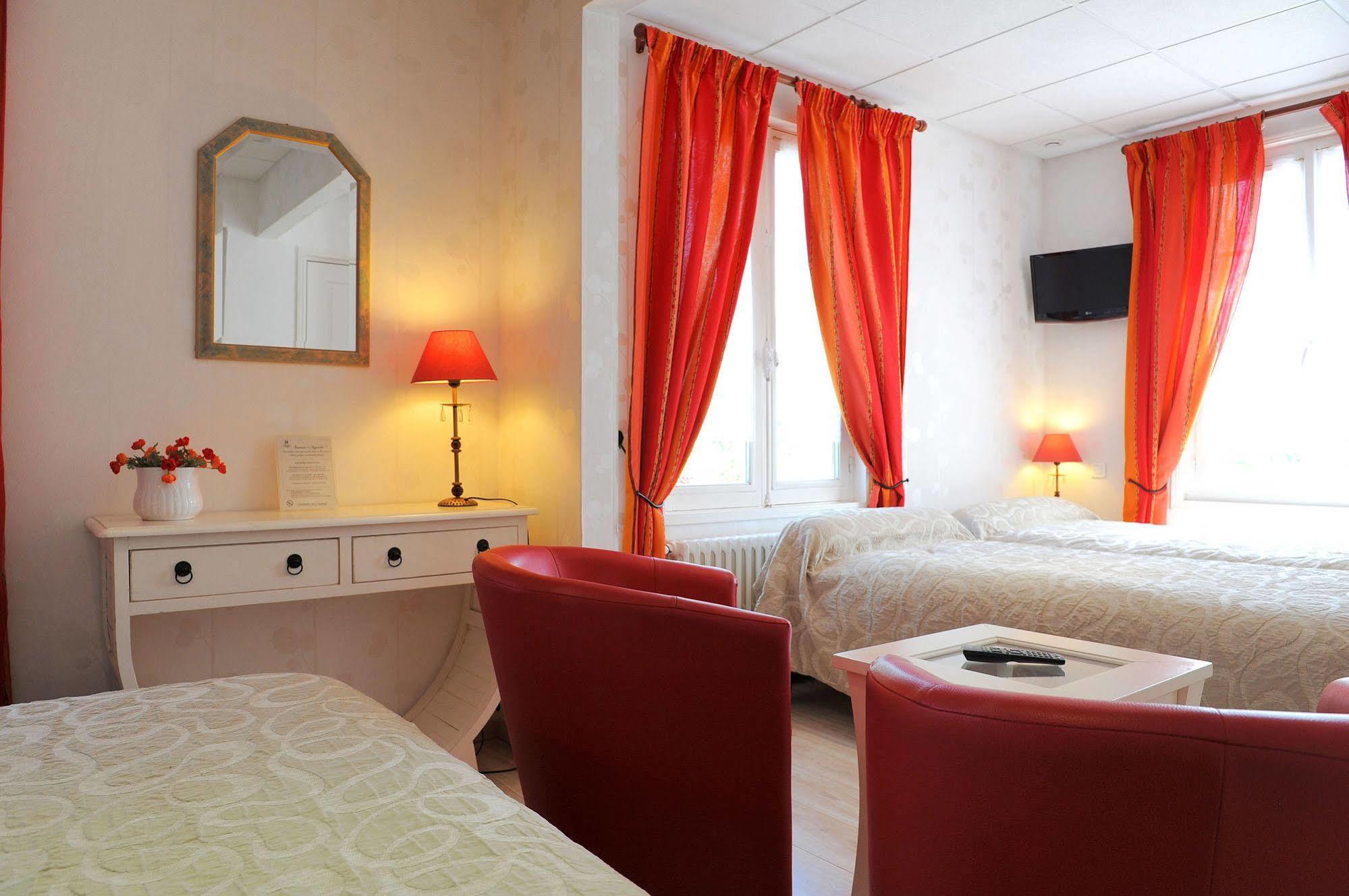 Logis Hotel L'Ayguelade Bielle Exteriör bild