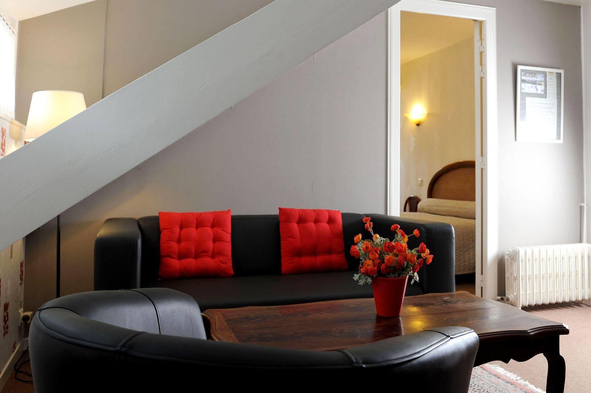 Logis Hotel L'Ayguelade Bielle Exteriör bild