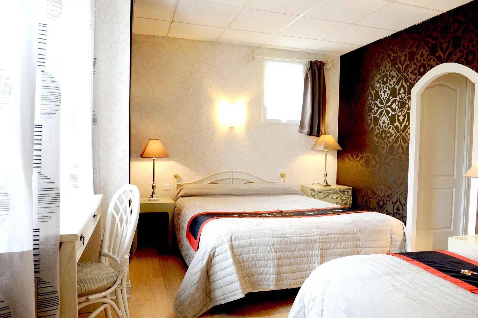 Logis Hotel L'Ayguelade Bielle Exteriör bild