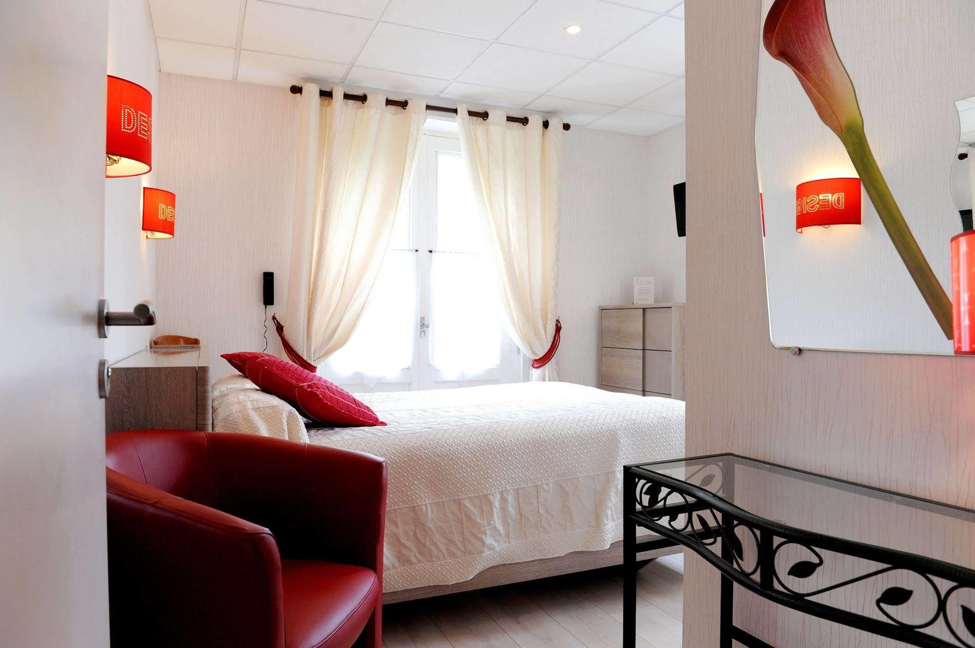 Logis Hotel L'Ayguelade Bielle Exteriör bild